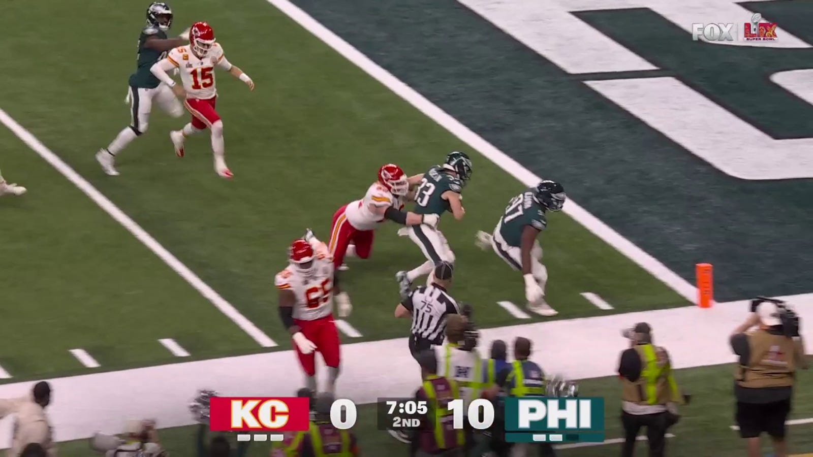 Cooper DeJean intercepts Patrick Mahomes and returns for TD, extending Eagles lead vs. Chiefs in Super Bowl LIX