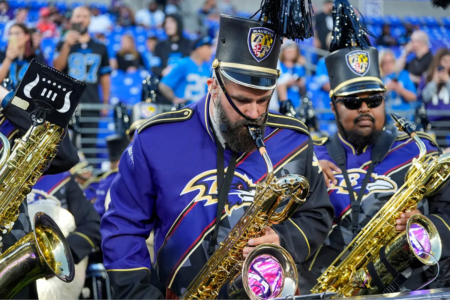 Jason Kelce gives Leonardo DiCaprio and Benicio del Toro a special introduction on his podcast