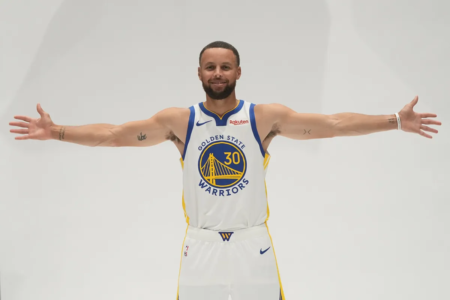 Stephen Curry issues stern message to competitors as Golden State Warriors eye title