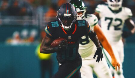 Tyreek Hill Exits Jets vs. Dolphins With Gruesome Leg Injury