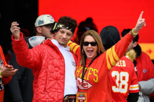 Patrick Mahomes’ mom outraged when asked to tip in an awkward situation