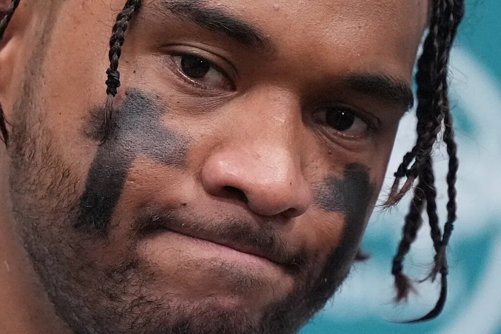 Tua Tagovailoa’s latest excuse: he blames his height for offensive struggles