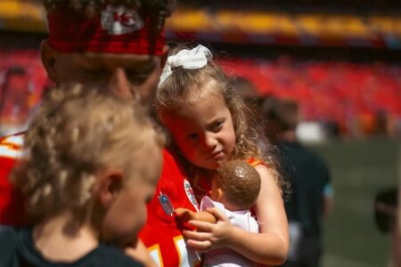 Patrick Mahomes turns into the ultimate dad chasing Sterling and Bronze after Chiefs game