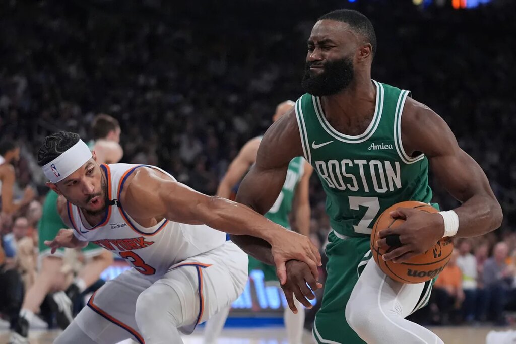Jaylen Brown’s fake hair gets exposed after contact with OG Anunoby on the court