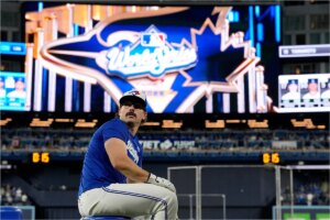 Davis Schneider, the batting stance plagiarist who threatens the Dodgers with their own medicine