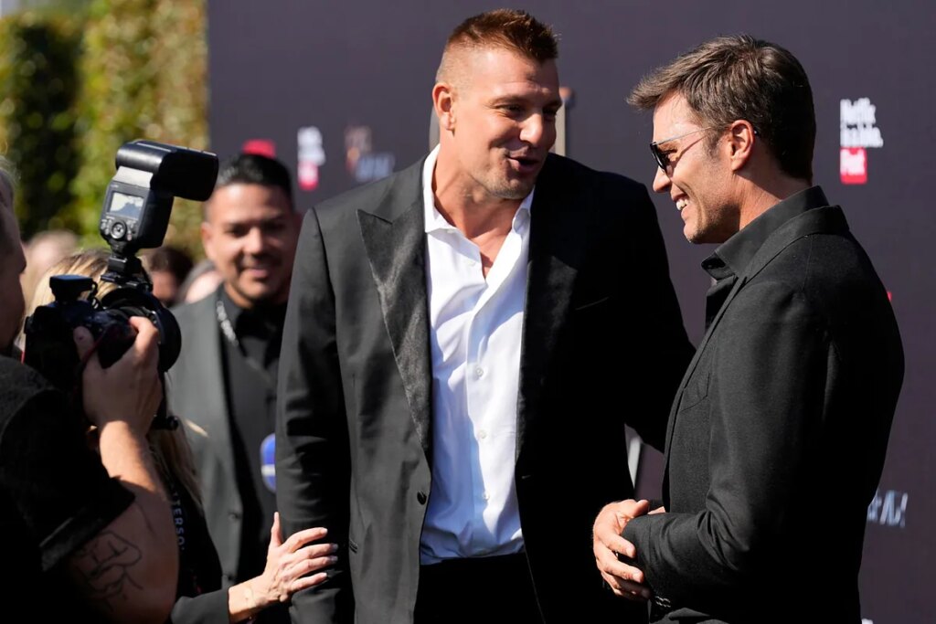 Rob Gronkowski takes a step back to avoid overshadowing Tom Brady’s Patriots career: “If I were still playing…”