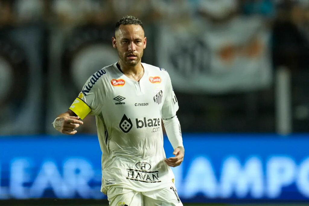 Neymar visibly frustrated after teammate undoes the entire play in one confusing kick