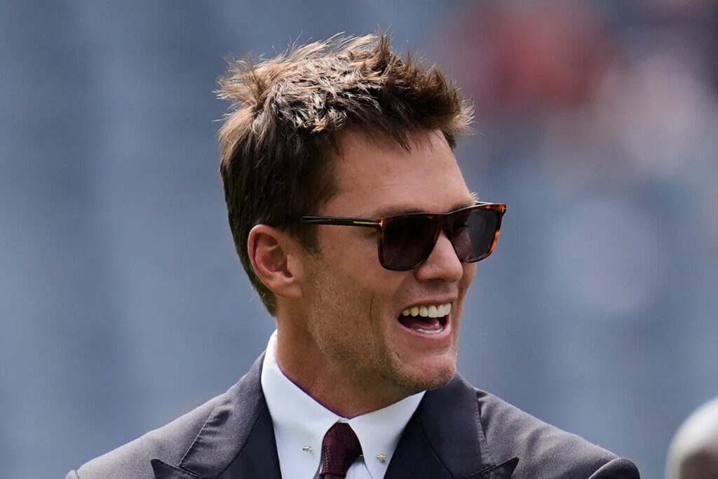 Tom Brady’s latest move leaves Julian Edelman and Rob Gronkowski with many questions: Is this straight Jurassic Park?