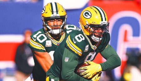 Josh Jacobs (Knee), Jordan Love (Shoulder) Exit During Packers vs. Giants