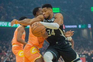 Giannis Antetokounmpo leaves game vs. Cavaliers with groin injury