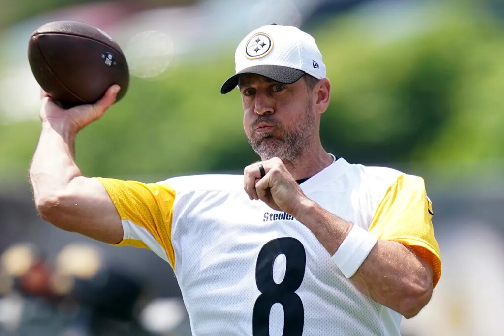 Aaron Rodgers emphatically silences rumors of Mike Tomlin’s dismissal after the Steelers’ victory