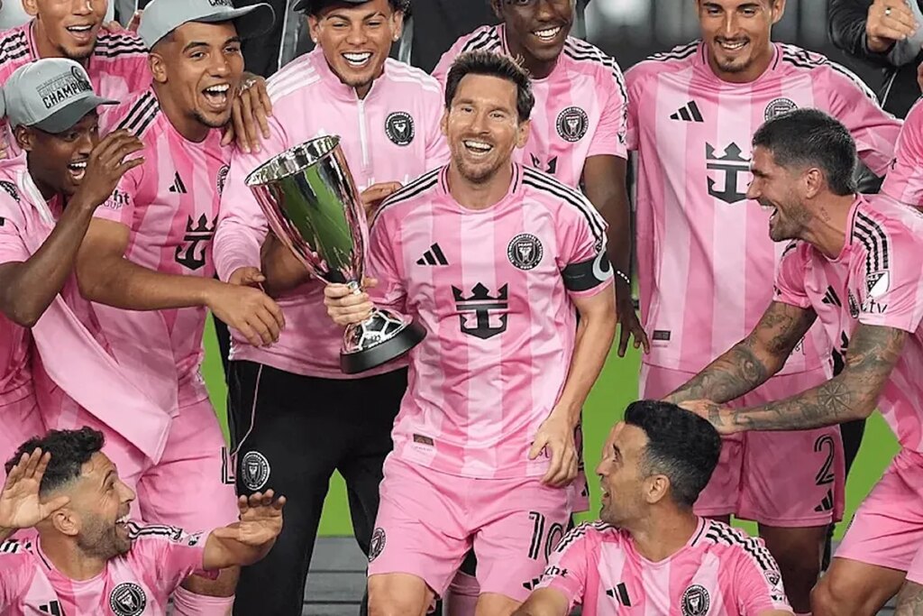 Messi celebrates his latest title with the two women in his life: the star went wild with kisses and hugs