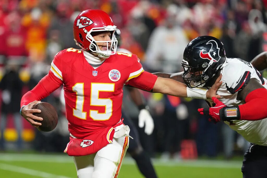 Patrick Mahomes reaches a career low with the Chiefs playoff uncertainty putting a 1998 NFL streak tied to Tom Brady at risk