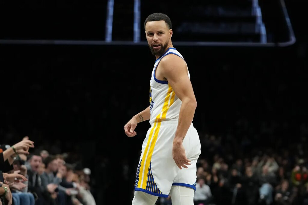Stephen Curry ends the year climbing all time records while reflecting on who he left behind