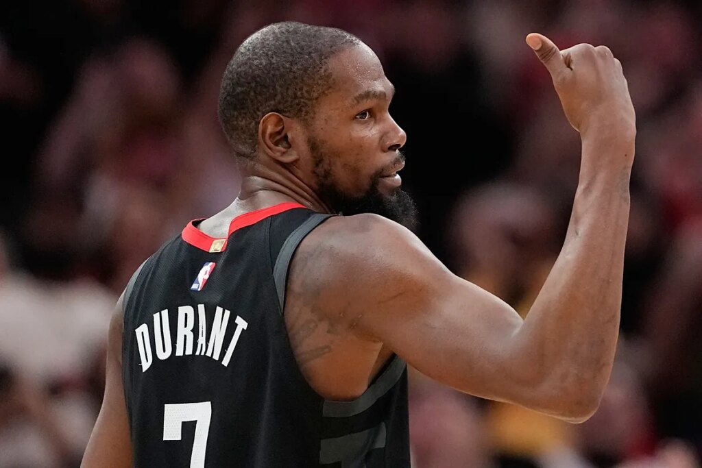 Kevin Durant climbs the NBA scoring ladder and leaves Wilt Chamberlain behind