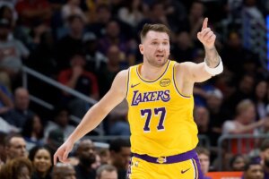 Doncic’s Lakers seek frontcourt boost, but Mavericks push back