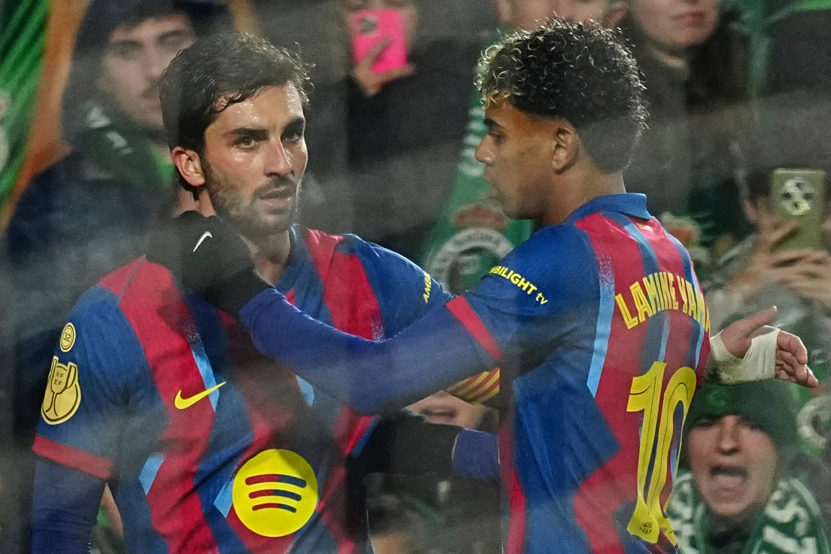 Barcelona's Ferran Torres, left, celebrates with his teammate Lamine Yamal 