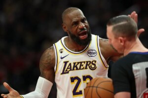 LeBron James quits alcohol to try to extend his career with the Lakers