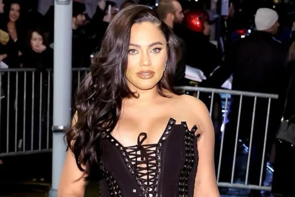 Ayesha Curry walks away from Steph Curry and enjoys a drink at the NBA All-Star Weekend