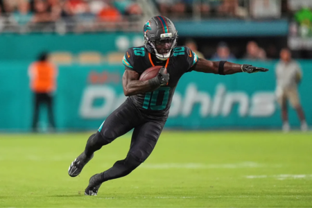 A former QB urges Mike Vrabel to sign Tyreek Hill for the Patriots so Drake Maye can shine with his passes