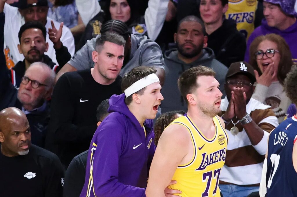 Austin Reaves listens in as Charles Barkley rips the Lakers before realizing Reaves was with the headset