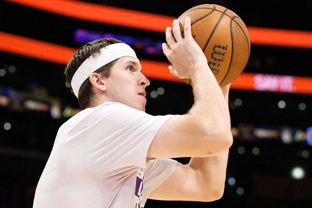 Austin Reaves pulls off a wild behind-the-back layup that stuns fans against the Clippers