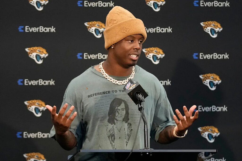 Chiefs rumors heat up after Mahomes connects with Etienne online