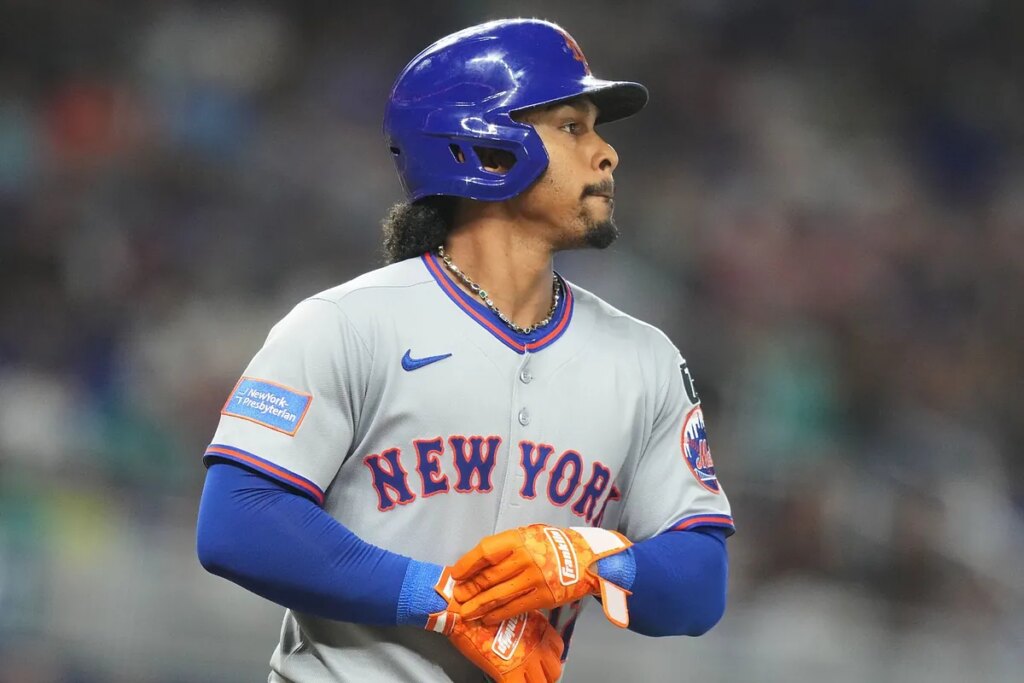 Carlos Mendoza receives one of the best Spring Training updates from Francisco Lindor