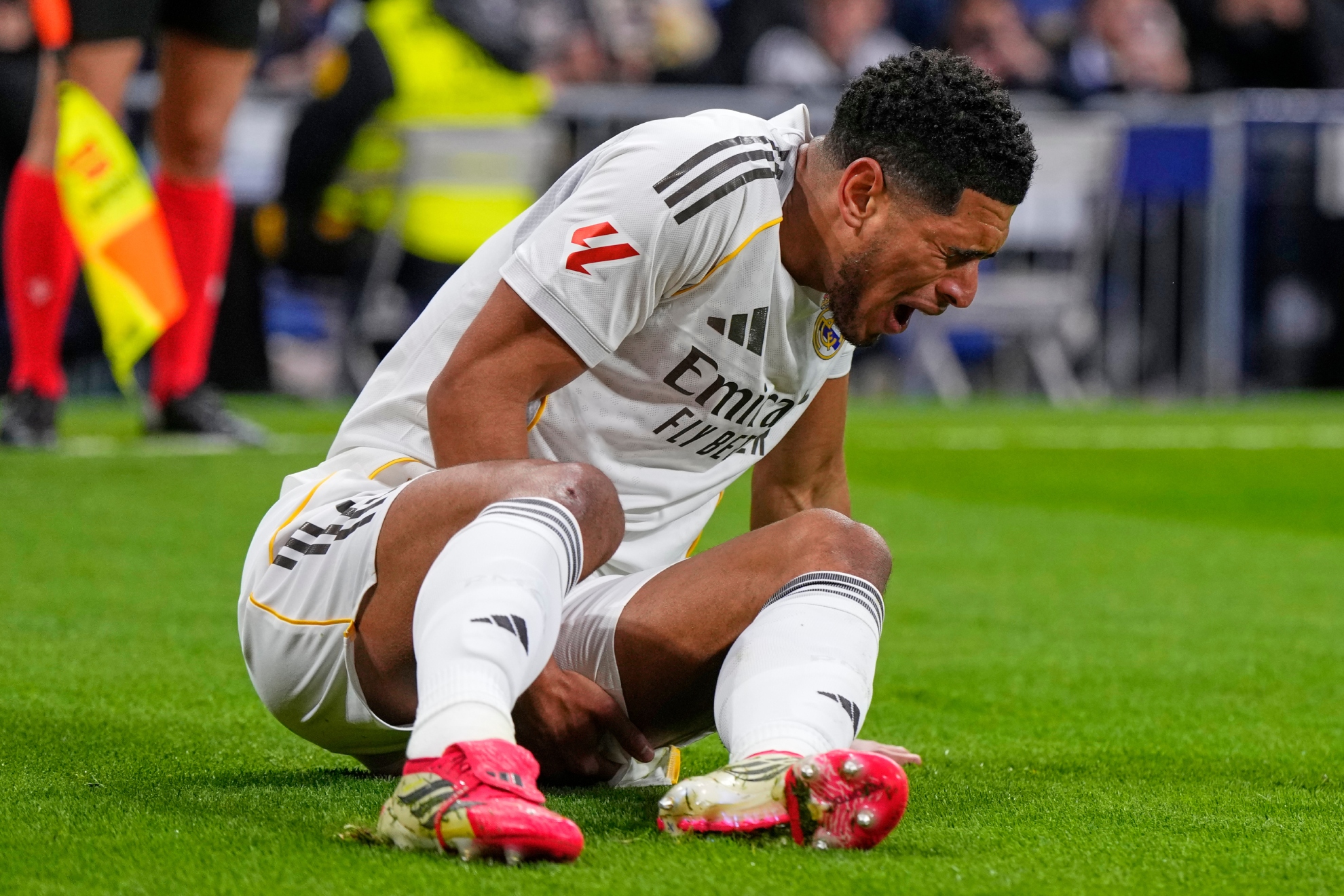 Jude Bellingham worries posing with an oxygen mask after his injury