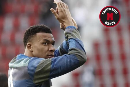 Mbappe travels to France to consult specialist about knee injury