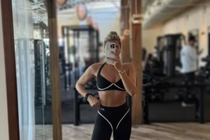 NFL reporter Melanie Collins goes viral with stunning gym selfie’