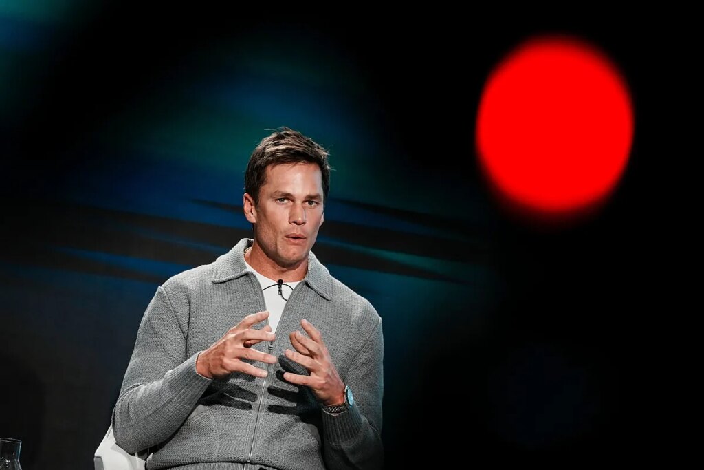 Tom Brady’s impressive physique at 48 doesn’t faze Logan Paul: “He wouldn’t last more than 20 seconds against me”