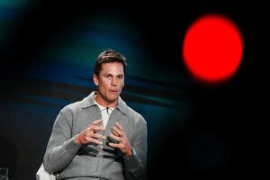 Tom Brady’s impressive physique at 48 doesn’t faze Logan Paul: “He wouldn’t last more than 20 seconds against me”