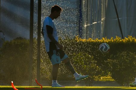 A major blow for Leo Messi: Argentina loses the French league’s top scorer to the World Cup due to a serious injury