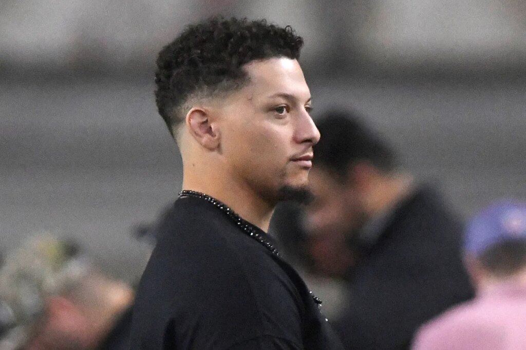 Patrick Mahomes shares hilarious reaction to Chiefs posting his basketball skills
