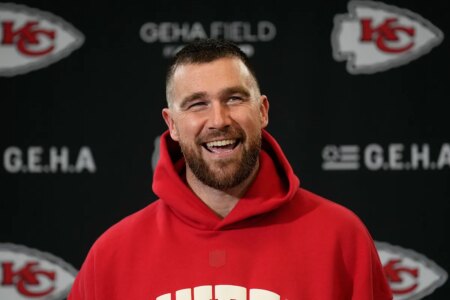 Taylor Swift’s best friend reacts to Chiefs TE Travis Kelce’s fashion move