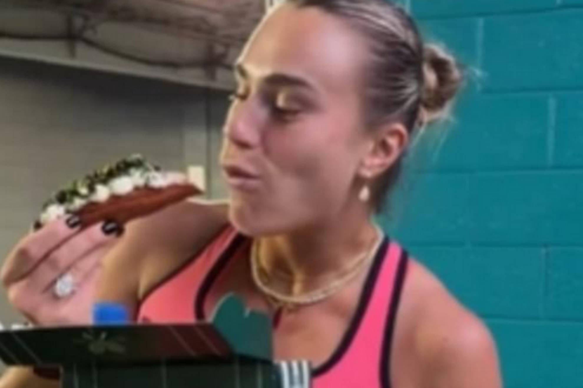 Aryna Sabalenka eats a luxury hot dog: it costs $100 and has gold leaf
