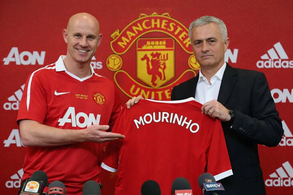 A Manchester United legend calls for the return of Jose Mourinho