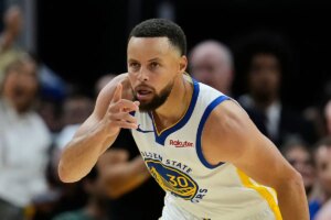 Stephen Curry returns but Warriors limit his impact