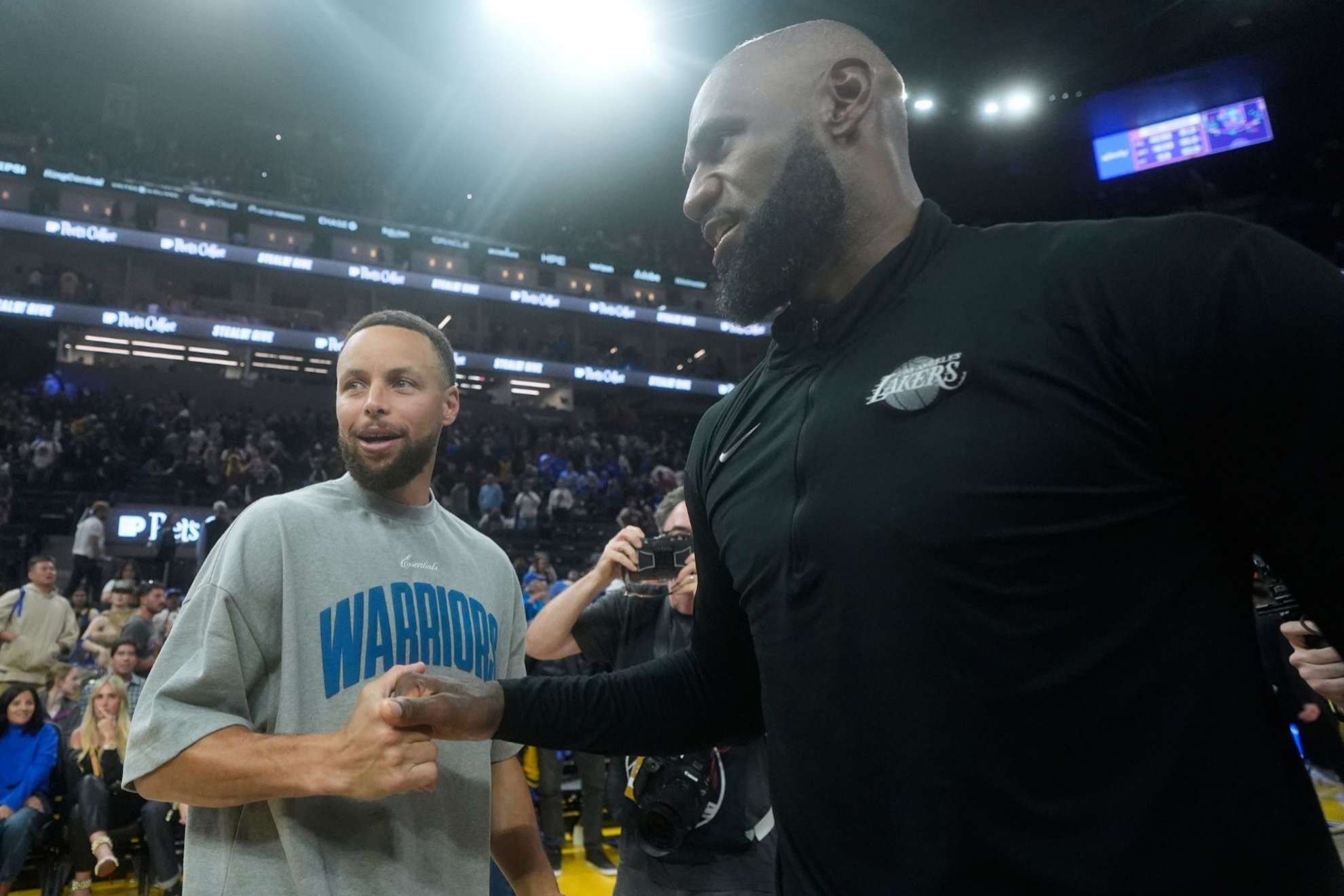LeBron James spots Steph Curry's gesture and turns it into the moment of the game