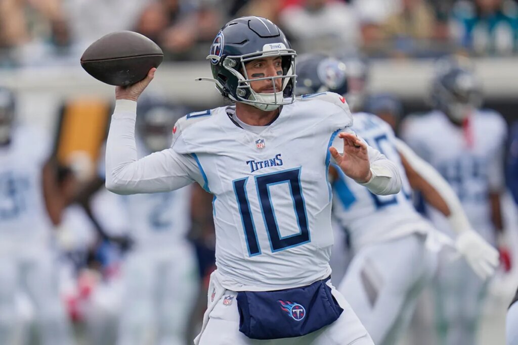 The Giants make a key move ahead of the draft and sign veteran quarterback Brandon Allen