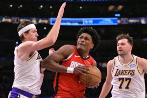 A former player’s controversial statement: “The Lakers can’t win with four white guys on the court”