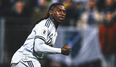 AC Milan Eyes Potential Santiago Gimenez, Moise Kean Swap Deal With Fiorentina