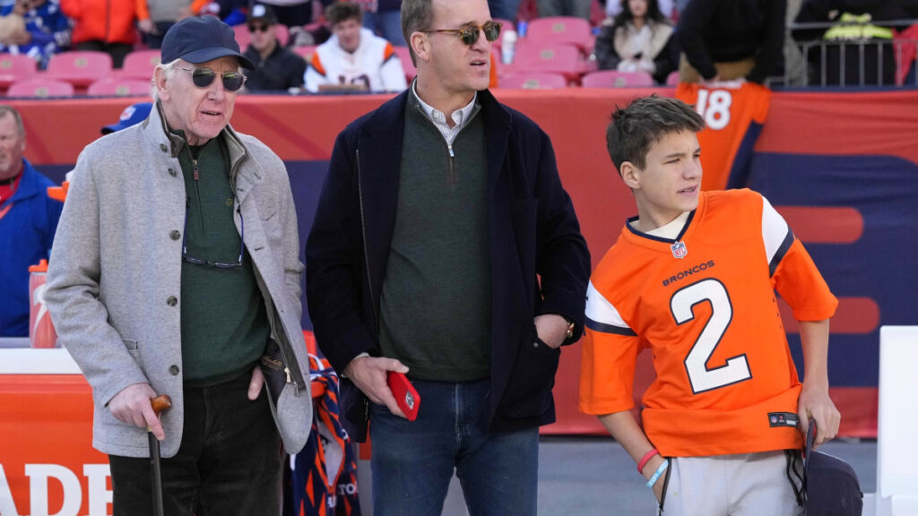 Marshall Manning mimics his father Peyton’s moves, and the NFL is in an uproar: “They’re the same player”
