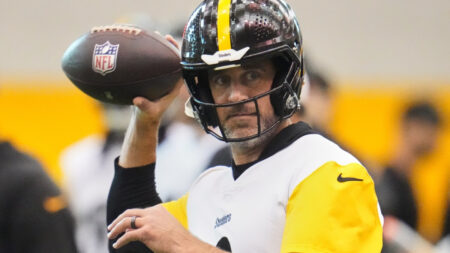 A bombshell report claims that Aaron Rodgers has already told the Steelers’ locker room of his intention to retire