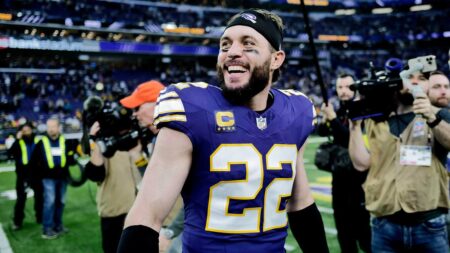 ‘The Hitman’ Returns: Harrison Smith Agrees To Return For 15th Season In Minnesota