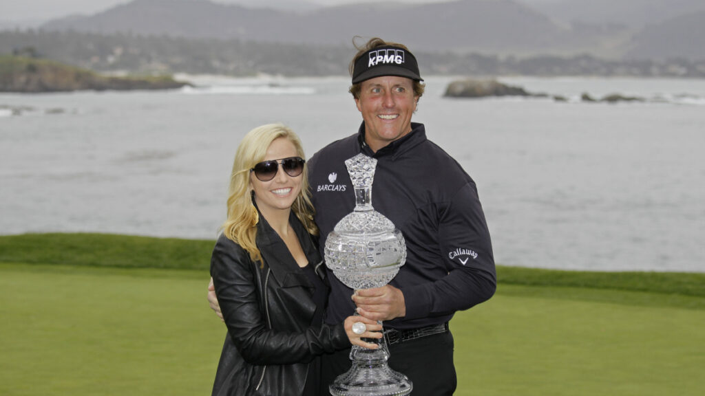 Phil Mickelson’s wife and a telling gesture about the crisis in their marriage following her husband’s sex scandals