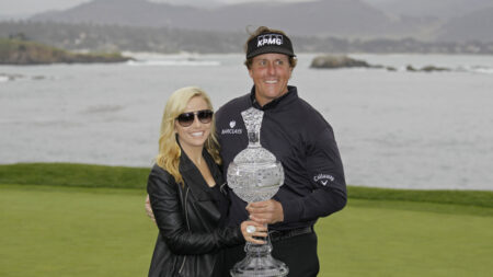 Phil Mickelson’s wife and a telling gesture about the crisis in their marriage following her husband’s sex scandals